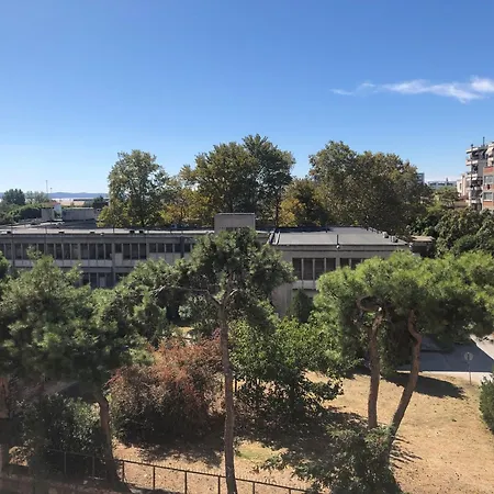 Harbor Views Next To The Subway And Railway 아파트 *