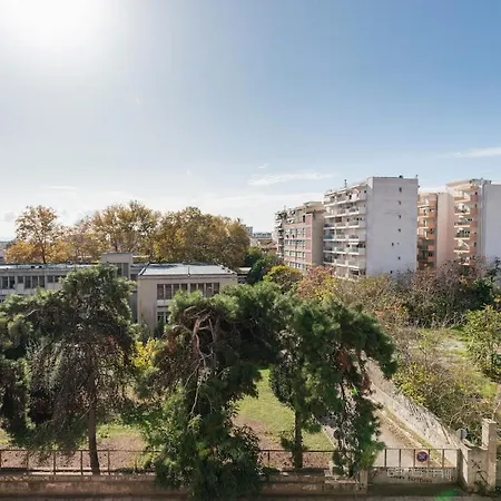 Harbor Views Next To The Subway And Railway 아파트